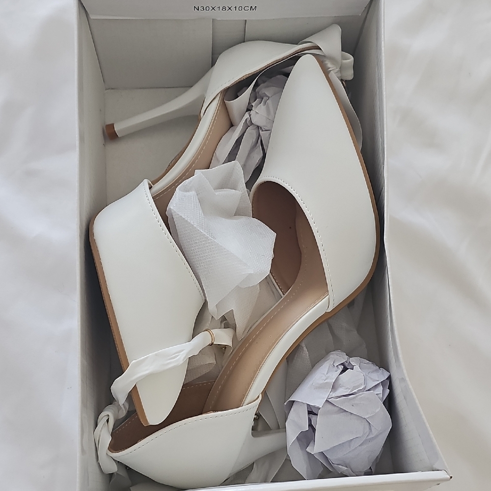 Pearl-Ankle White Pointed Toe Stiletto Heels - Picture 2 of 4